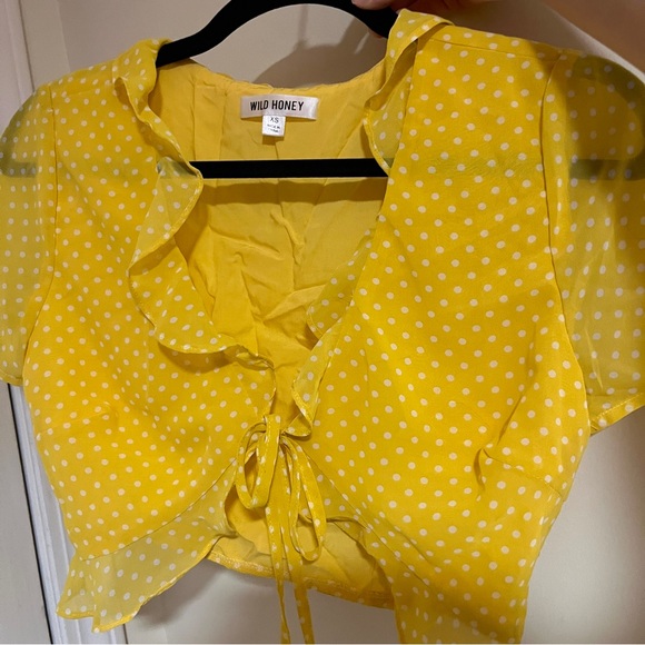 Super cute polka dot tie front crop top with ruffle detail - Picture 9 of 10